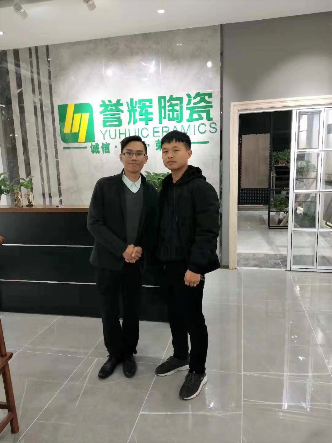老板合照.jpg